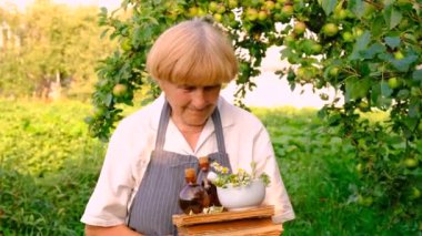 Bahçede şifalı otları olan bir kadın. Seçici odaklanma. Doğa.