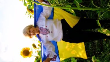 Ayçiçeği tarlasında işlenmiş gömlekli bir kadın. Seçici odaklanma. Doğa.