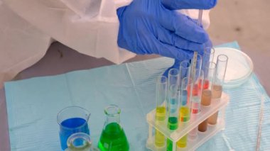 Laboratuvarda testler yapıyorum. Seçici odaklanma. İnsanlar.