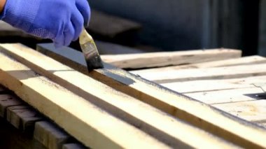 Tahta boyayan bir adam. Seçici odaklanma. İnsanlar.