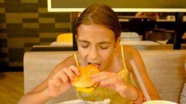 Çocuk fast food yiyor. Seçici odaklanma. Çocuk.