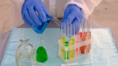 Laboratuvarda testler yapıyorum. Seçici odaklanma. İnsanlar.