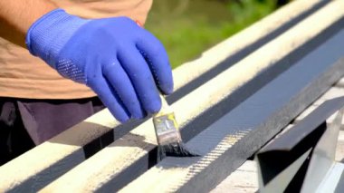 Tahta boyayan bir adam. Seçici odaklanma. İnsanlar.