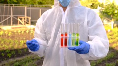 Doğadan toprak örnekleri alıyoruz. Seçici odaklanma. İnsanlar.