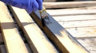 Tahta boyayan bir adam. Seçici odaklanma. İnsanlar.