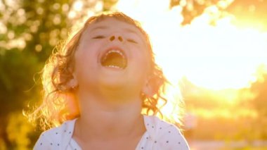 Çocuk doğada gülüyor. Seçici odaklanma. Çocuk.