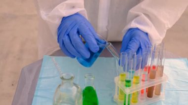 Laboratuvarda testler yapıyorum. Seçici odaklanma. İnsanlar.