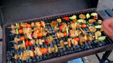 Et ve sebzeler ızgarada kızartılır. Seçici odaklanma. yiyecek.