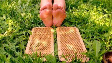 Sadhu doğada sörf yapıyor. Seçici odaklanma. Çimen.