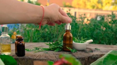 Şişede ardıç özü var. Seçici odaklanma. Doğa.