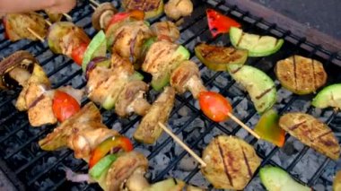 Et ve sebzeler ızgarada kızartılır. Seçici odaklanma. yiyecek.