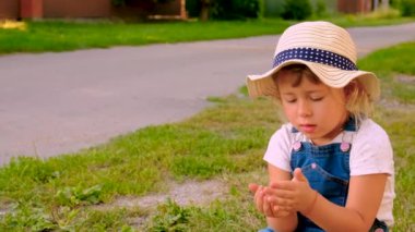 Bir çocuk doğadaki büyüteçten bakar. Seçici odaklanma. Çocuk,