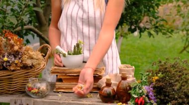 Şifalı otları olan bir kadın. Seçici odaklanma. Doğa.