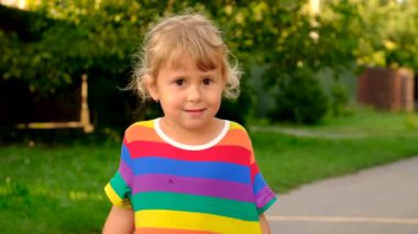 Sivrisinek kovucu spreyleyen çocuk. Seçici odaklanma. çocuk.