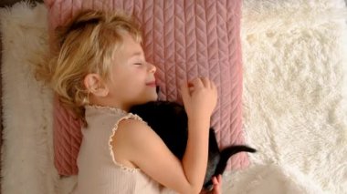 Yavru kediciklerle oynayan çocuk. Seçici odaklanma. Çocuk.