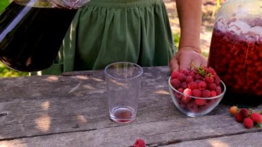 Ev yapımı ahududu şarabı. Seçici odaklanma içeceği