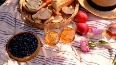 Doğada cam piknikte şarap. Seçici odaklanma. iç.