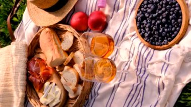 Doğada cam piknikte şarap. Seçici odaklanma. iç.