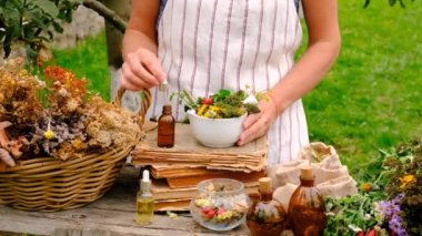 Şifalı otları olan bir kadın. Seçici odaklanma. Doğa.