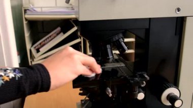 Laboratuvarda mikroskop altında incele. Seçici odaklanma. ilaç.