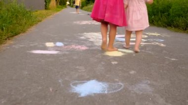 Çocuklar kaldırıma tebeşirle çizer. Seçici odaklanma. çocuklar.