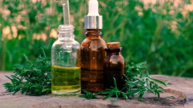 Kekik özü şişede. Seçici odaklanma. Doğa.