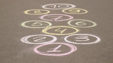 Çocuklar asfaltta seksek oynuyorlar. Seçici odaklanma. çocuklar.