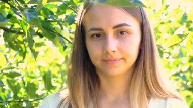 Bahçesinde konserve yiyecek ve sebze olan bir kadın. Seçici odaklanma. Doğa.