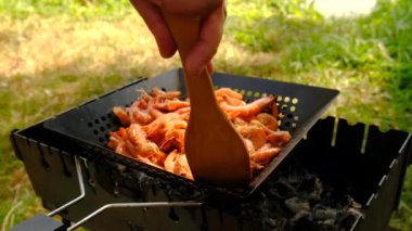 Ateşte karides kızartmak. Seçmeli odaklanma. yiyecek.