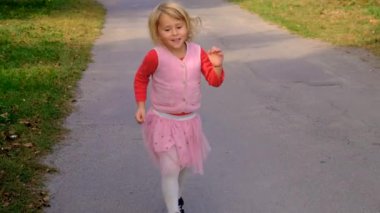 Çocuğun yaralı bir diz bacağı var. Seçici odaklanma. çocuk.