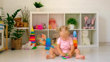 Bir çocuk oyuncaklarla bir odada oynuyor. Seçici odaklanma. çocuk.