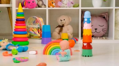 Bir çocuk oyuncaklarla bir odada oynuyor. Seçici odaklanma. çocuk.