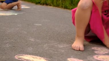 Çocuklar kaldırıma tebeşirle çizer. Seçici odaklanma. çocuklar.