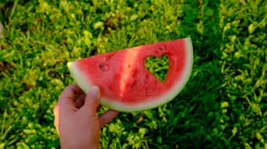 Yazın çimlerin üzerinde bir parça karpuz. Seçici odaklanma. Doğa.