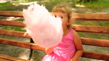 Parkta pamuk şeker yiyen bir çocuk. Seçici odaklanma. Çocuk.