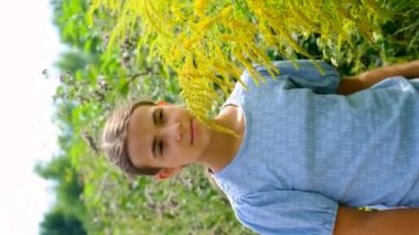 Çalı çırpı tarlasında bir çocuk. Seçici odaklanma. Doğa.