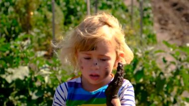 Çamurda kirli çocuk oyunları. Seçici odaklanma. Doğa.