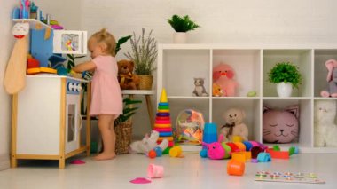 Bir çocuk oyuncaklarla bir odada oynuyor. Seçici odaklanma. çocuk.