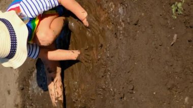 Çamurda kirli çocuk oyunları. Seçici odaklanma. Doğa.
