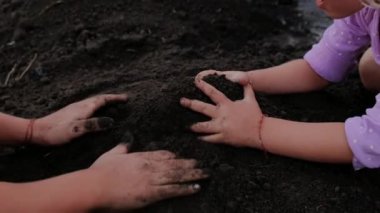Çocuk toprakta bitki yetiştirir. Seçici odaklanma. Doğa.