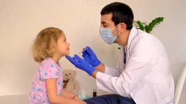 Çocuk klinikte bir doktoru ziyaret ediyor. Seçici odaklanma. çocuk.