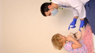 Çocuk klinikte bir doktoru ziyaret ediyor. Seçici odaklanma. çocuk.