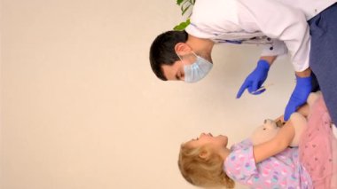 Çocuk klinikte bir doktoru ziyaret ediyor. Seçici odaklanma. çocuk.