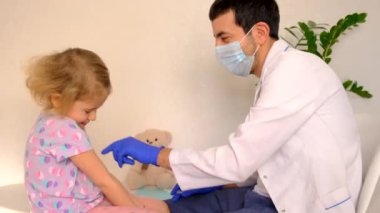 Çocuk klinikte bir doktoru ziyaret ediyor. Seçici odaklanma. çocuk.