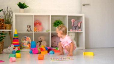 Bir çocuk oyuncaklarla bir odada oynuyor. Seçici odaklanma. çocuk.