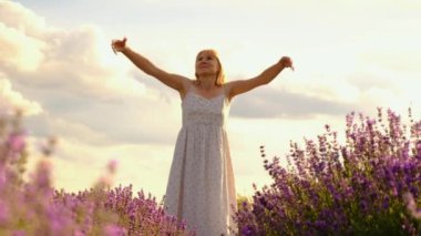 Lavanta tarlasında bir kadın. Seçici odaklanma. Doğa.