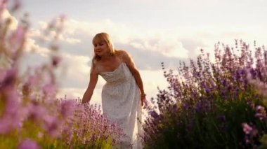 Lavanta tarlasında bir kadın. Seçici odaklanma. Doğa.