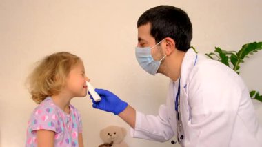 Çocuk klinikte bir doktoru ziyaret ediyor. Seçici odaklanma. çocuk.