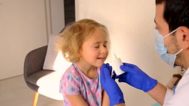 Çocuk klinikte bir doktoru ziyaret ediyor. Seçici odaklanma. çocuk.