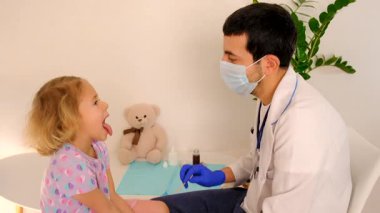 Çocuk klinikte bir doktoru ziyaret ediyor. Seçici odaklanma. çocuk.